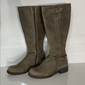Clark’s gray 9.5 leather boots.